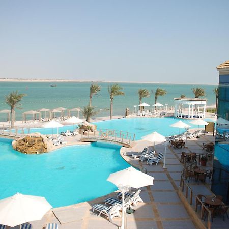 Tio Sea Resort Al Khor Exteriér fotografie The pool at the Grand Hotel