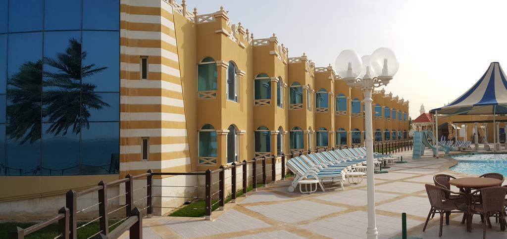 Tio Sea Resort Al Khor Exteriér fotografie The resort's pool area