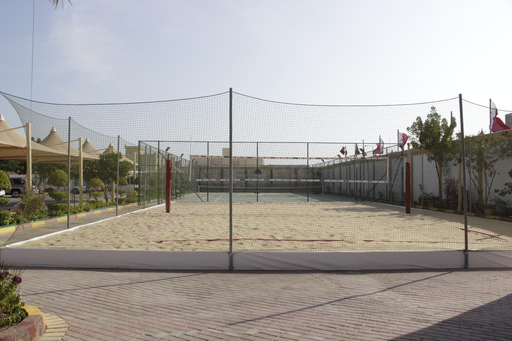 Tio Sea Resort Al Khor Exteriér fotografie A paddle tennis court in Spain