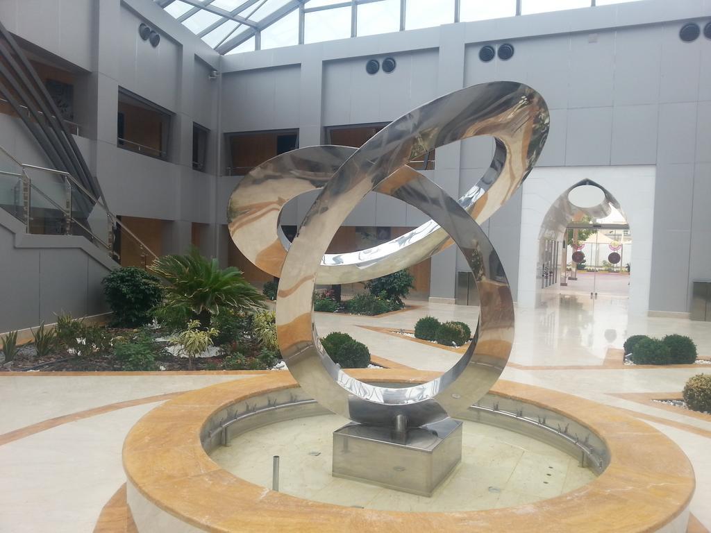 Tio Sea Resort Al Khor Exteriér fotografie Fountain at the entrance of the hospital