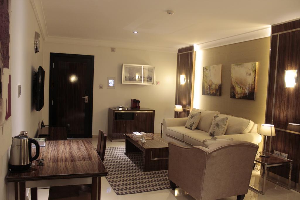 Tio Sea Resort Al Khor Exteriér fotografie A living room in a typical apartment