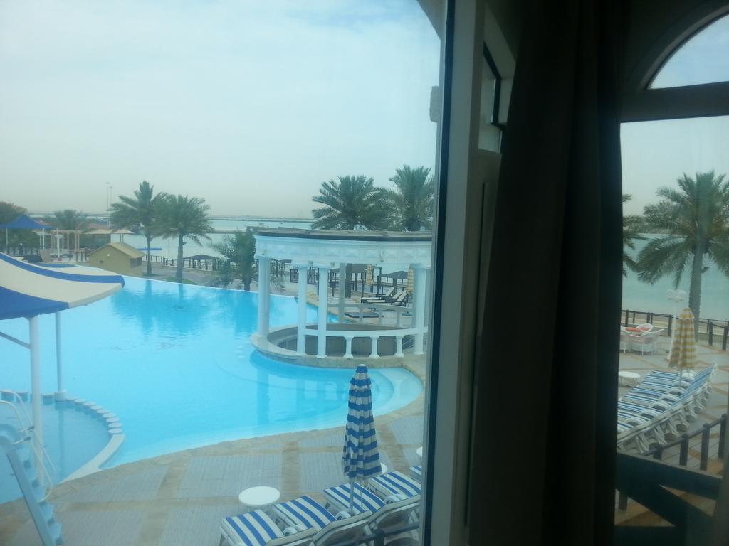 Tio Sea Resort Al Khor Exteriér fotografie View of the pool at the Al Khobar Hilton