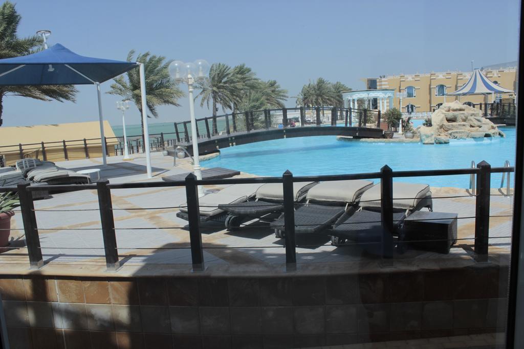Tio Sea Resort Al Khor Exteriér fotografie The pool at the resort