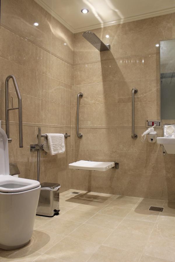 Tio Sea Resort Al Khor Exteriér fotografie Disabled toilet with a folding seat