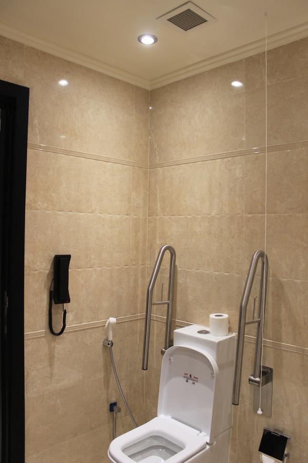 Tio Sea Resort Al Khor Exteriér fotografie A toilet with a grab rail
