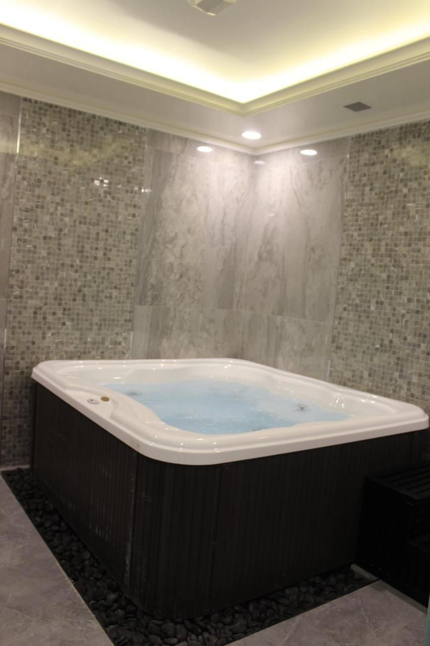 Tio Sea Resort Al Khor Exteriér fotografie A hot tub