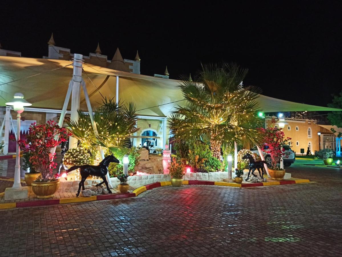 Tio Sea Resort Al Khor Exteriér fotografie Al Shaqab at night